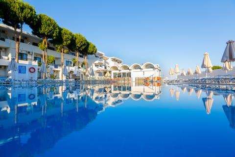 Outdoor pool, pool umbrellas, sun loungers