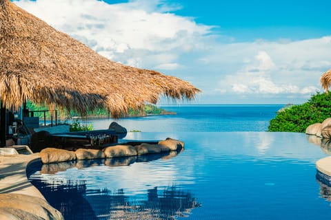 4 outdoor pools, sun loungers