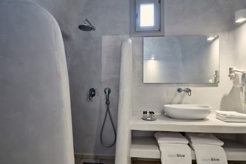 Shower, free toiletries, towels