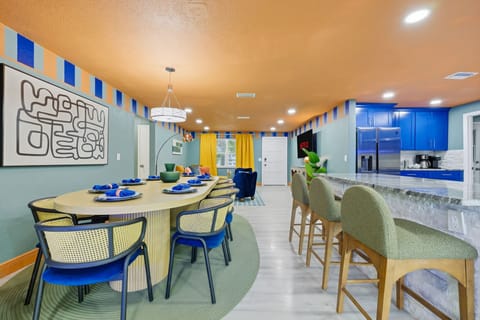 Whether it’s breakfast with sunshine or dinner under cozy lights, this dining spot is ready for all your vacation feasting adventures.