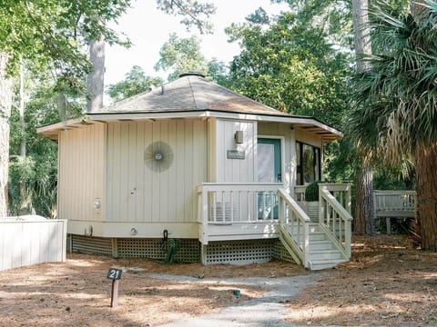 Cottage is a short 3-5 min walk to Sea Pine beach, in Night Heron area next to the Sea Pine Forest Reserve full of wild life.