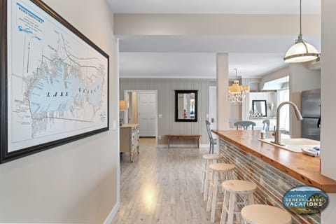 Breakfast Bar w/ Seating