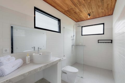 Double Room | Bathroom | Bidet, soap, shampoo, toilet paper