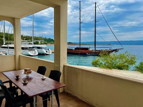Pogled s balkona na more i obližnje otoke