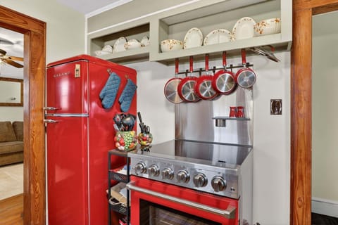 House, 2 Bedrooms | Private kitchen | Fridge, oven, coffee/tea maker, toaster