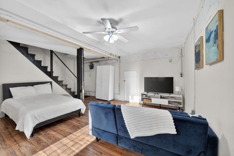 Indoors, Screen, Furniture, Living Room, Appliance