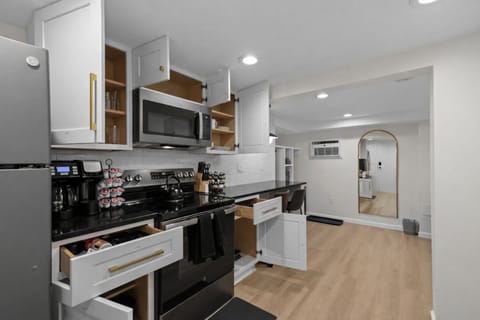 Fully equipped kitchen with modern appliances, ample counter space, and open shelvingâideal for cooking, coffee, and everyday convenience.