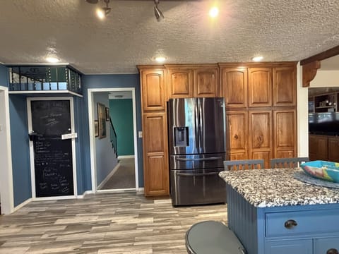 Fully furnished kitchen. In the cabinets right of the fridge you can find games!