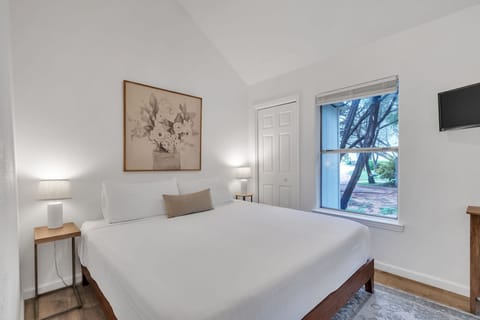 104_Scudder_Ln_Wimberley_TX_78676_USA-Bedroom-IMG_3081