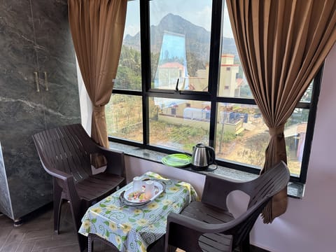 Deluxe Double Room, Mountain View | Dining