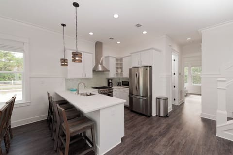 Fully stocked kitchen with island seating for 4.