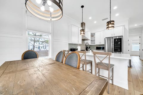 Table seats 6 comfortably, plus island seating for 4 more.