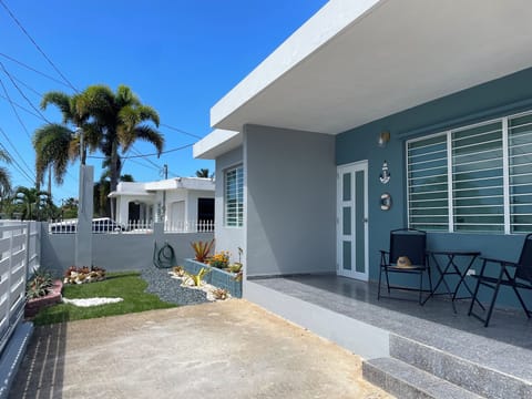 Palmas y Brisas – bright exterior