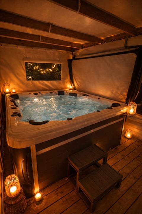 Indoor spa tub