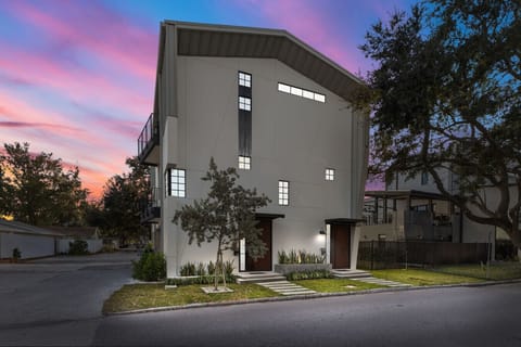 The Strata Barn & Artist House - located in Historic Hyde Park