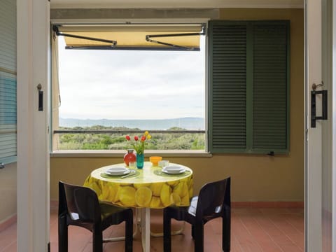 Apartment, Condominium, Residential Area, Urban Design, Mixed-Use, Commercial Building, Balcony, Hotel, Shade