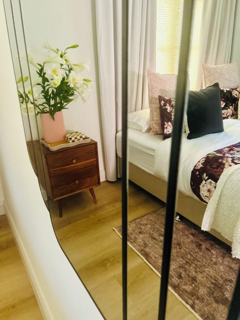 Bed 1 - King room decor