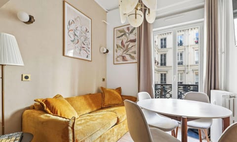 Un salon lumineux et chaleureux pour se détendre après une journée bien remplie.