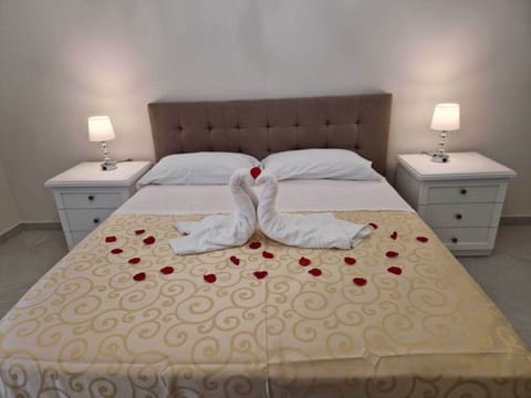 Classic Quadruple Room | Desk, blackout drapes, soundproofing, iron/ironing board