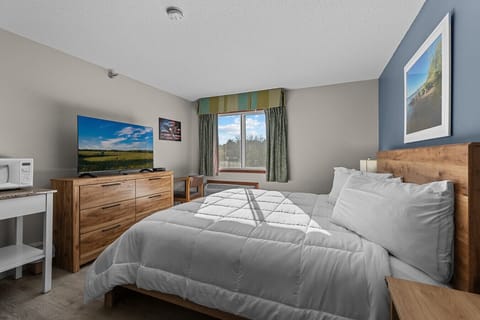 Spacious king room with plush bedding and modern finishes