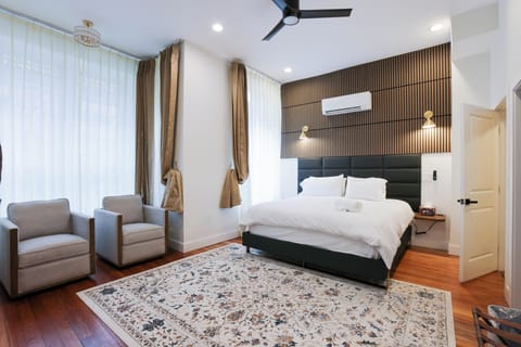 Comfortable and spacious room ideal for group stays, family visits, and extended stays at Dupont circle near Washington DC
