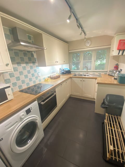 Full kitchen, fridge freezer etc