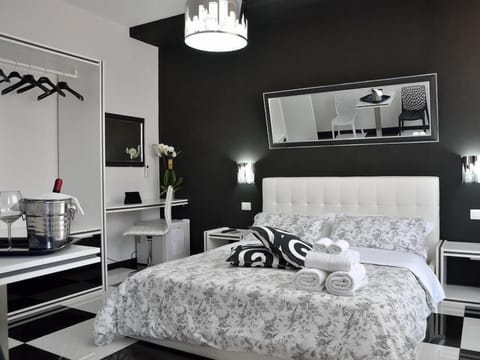 Deluxe Double Room, Ensuite, City View | Premium bedding, in-room safe, desk, iron/ironing board