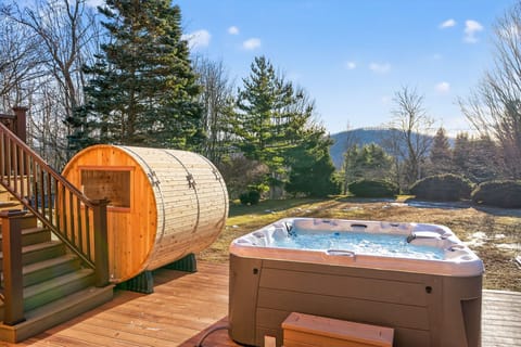 Unwind in the bubbling warmth of the hot tub or detox in the cedar barrel sauna, all while the majestic mountain peaks frame your view. It’s the ultimate way to turn chilly, crisp air into pure, cozy relaxation.