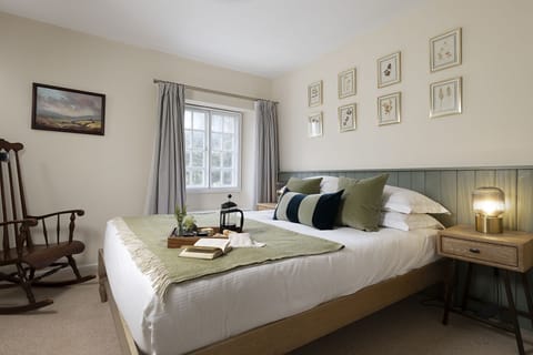 Royal Oak Cottage Bedroom 2 - StayCotswold