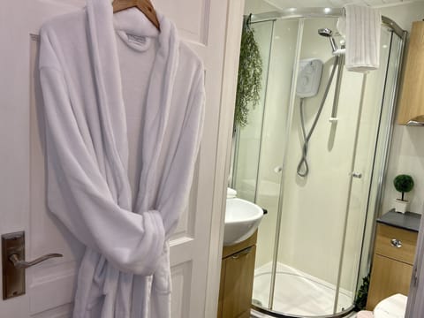 Standard Triple Room | Bathroom | Shower, free toiletries, hair dryer, bathrobes
