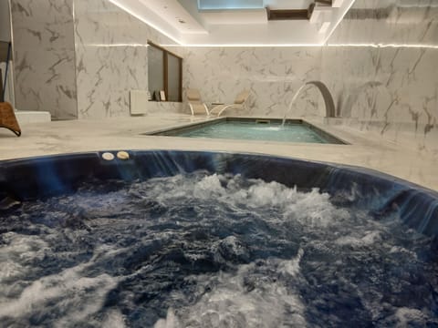 Sauna, hot tub