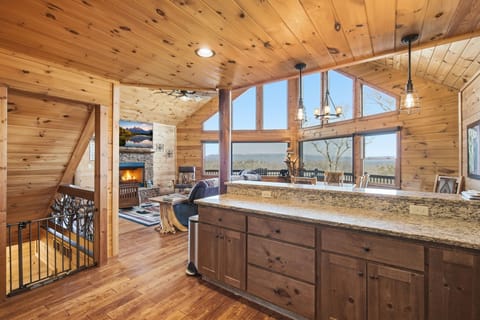 House, Multiple Beds, Hot Tub, Mountain View (Majestic Mountaintop Escape) | Interior