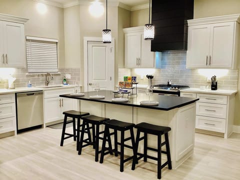 House, Multiple Beds, Hot Tub, Garden View (Luxe Lakehouse-Kemah) | Private kitchen