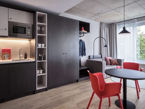 Großes Design Apartment | Living area | 30-inch flat-screen TV with cable channels