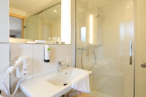 Superior Double Room, Eiger View | Bathroom | Free toiletries, hair dryer, slippers, towels
