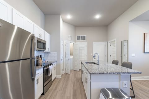 Apartment (2 Bedrooms) | Private kitchen | Fridge, microwave, oven, stovetop