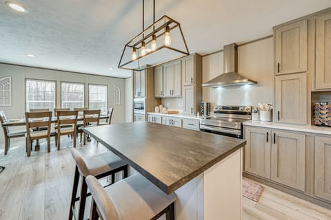 Kitchen & Dining Area