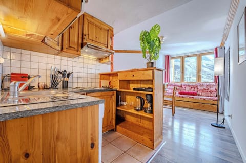 Fully equipped alpine kitchen — hob, oven, microwave, dishwasher, kettle, coffee machine and cookware for easy self-catering in Val Thorens.
