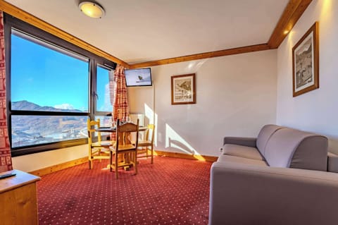 Bright lounge and dining corner facing the peaks—relax with panoramic views in this central Val Thorens vacation apartment.