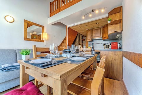 Create unforgettable memories around the table – fondue nights in the heart of Val Thorens are simply magical.