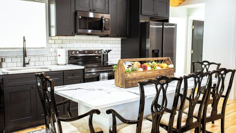 Kitchen / island w/ 5 chairs