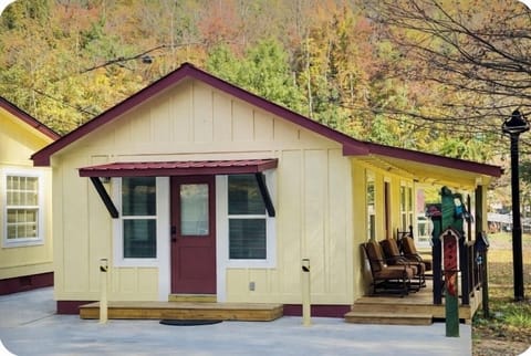 Chattahoochee Bungalow - Downtown Helen at Chattahoochee River