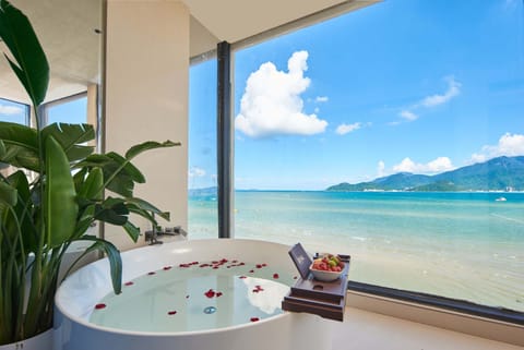 Romantic Twin Room | Minibar (free items), desk, blackout drapes, WiFi (free)
