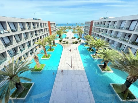 6 outdoor pools, free cabanas, pool umbrellas