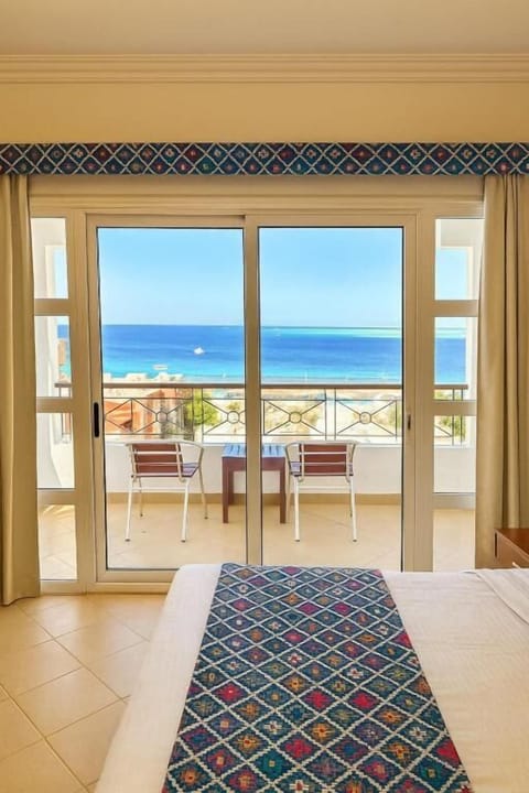 Superior Double or Twin Room, Balcony | Free minibar, in-room safe, blackout drapes, soundproofing