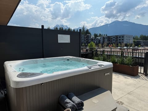Apres Hideaway - Private Hot Tub with mountain views