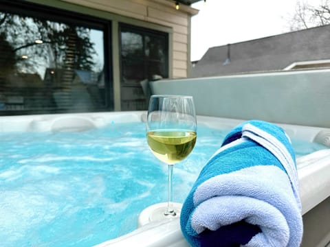 Unwind in our six-person hot tub after a day of exploring Glacier National Park, skiing, or biking. Relax, rejuvenate, and soak in the stunning surroundings