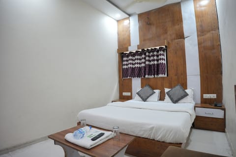 Standard Room | Egyptian cotton sheets, premium bedding, memory foam beds, desk