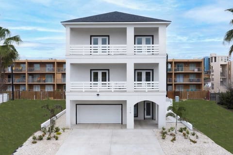 The Pearl House has 3 floors (no elevator). 