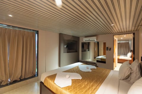 Deluxe Double Room | Egyptian cotton sheets, premium bedding, minibar, desk